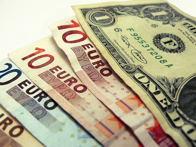 Banknoty Euro i Dolar/ sxc.hu