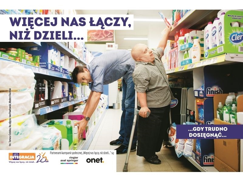 Plakat kampanii 20-lecia Integracji „Więcej nas łączy, niż dzieli...”, fot. Tomasz Ozdoba, na zdjęciu od prawej: Iwo Pawłowski i Modest Ruciński