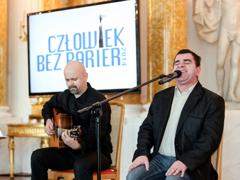 Roman Roczeń podczas występu na gali konkursu Człowiek bez barier 2014