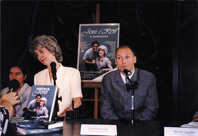 Przy mikrofonach - z lewej: Joni Eareckson-Tada, z prawej: Piotr Pawłowski
