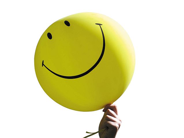 Żółty balonik z nadrukiem uśmiechniętej buzi