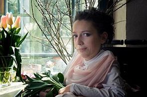Agnieszka Kubicka siedzi z tulipanami na kolanach