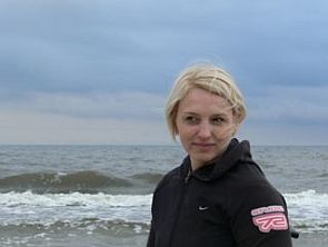 Małgorzata Stachel na tle morza