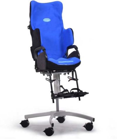 przykład siedziska, które jest mobilne, można je montować na dowolnym podłożu, nie tylko do wózka, ale też np. samochodu, krześle, ławce 
