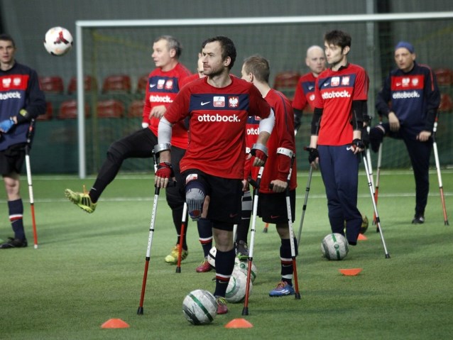 zawodnicy amp futbolu na murawie