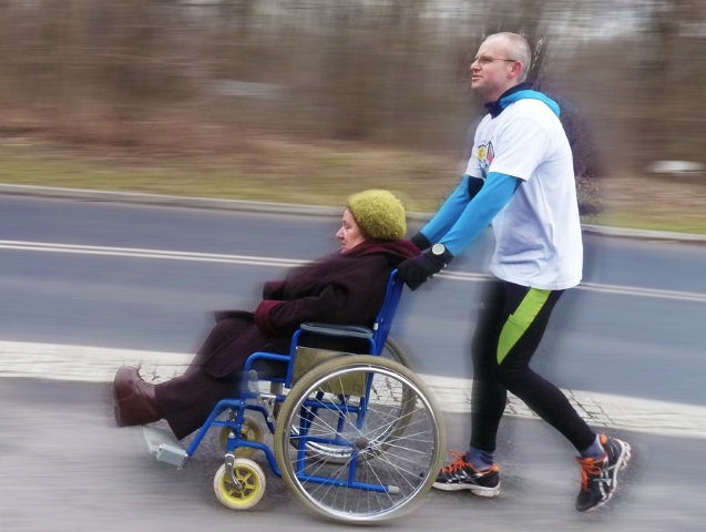 Leszek Tasiemski biegnie popychając wózek z Ewą Nowak