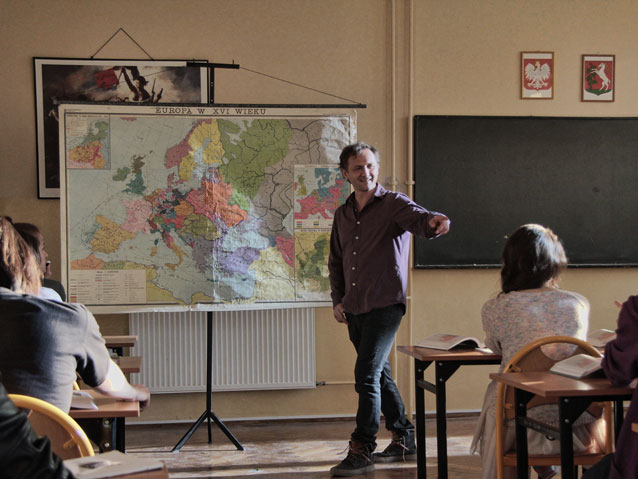 Kacper Bielik, bohater filmu "Carte Blanche" na tle klasy podczas prowadzenia lekcji /fot. mat.prasowe