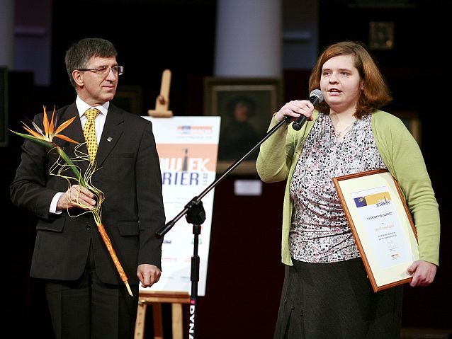 Anna Wąsik przemawia do mikrofonu podczas gali wręczenia Nagrody Publiczności Konkursu Człowiek bez barier 2011