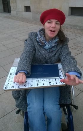 Agnieszka Bal na wózku wyposażonym w tablicę z literami i cyframi