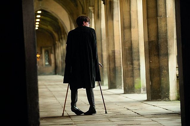 Kadr z filmu: Hawking na uczelnianym korytarzu wsparty na dwóch laskach