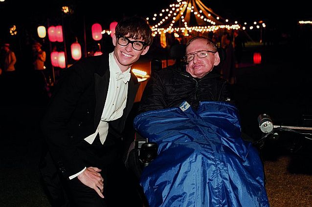 Siedzący na wózku Stephen Hawking i grający go w filmie Eddie Redmayne