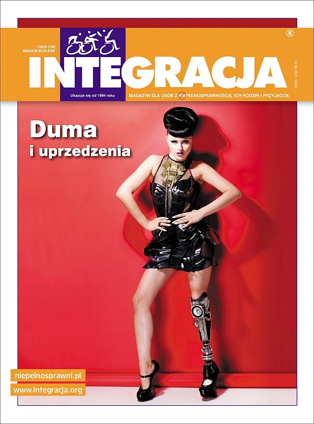 Okładka magazynu Integracja. Na okładce modelka z protezą nogi z wmontowanymi głośnikami