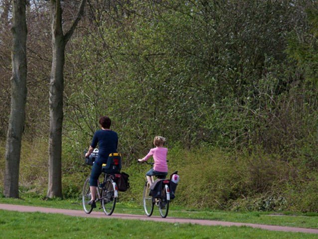 matka z dzieckiem jadą rowerem w parku