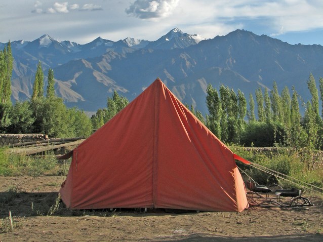 namiot na tle gór i lasów