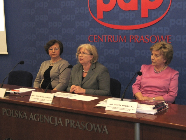 od lewej strony siedzą Teresa Hernik, Alina Wojtowicz-Pomierna, Danuta Koradecka