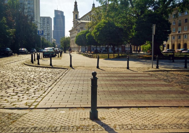 przejście dla pieszych - kostka na wybrukowanej ulicy, w tle warszawski kościół