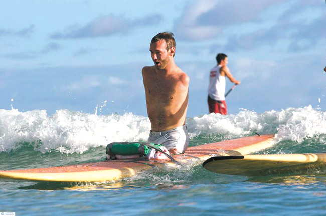 Surfujące na desce Nick Vujicic