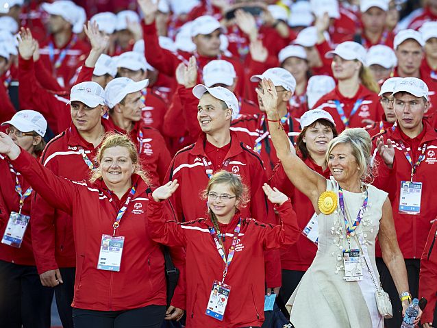 Polscy reprezentanci Olimpiad Specjalnych oraz Katarzyna Frank-Niemczycka machają do publiczności