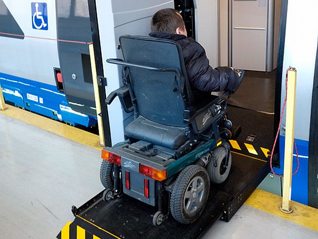 Osoba na wózku korzysta z windy w Pendolino