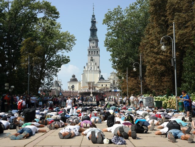 pielgrzymi leżą na ziemi przed Jasną Górą