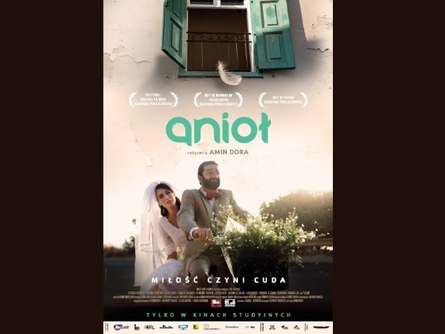 plakat filmu Anioł - nowożeńcy jadą na jednym rowerze, w górze plakatu - otwarte zielone okno przez które wypada pióro