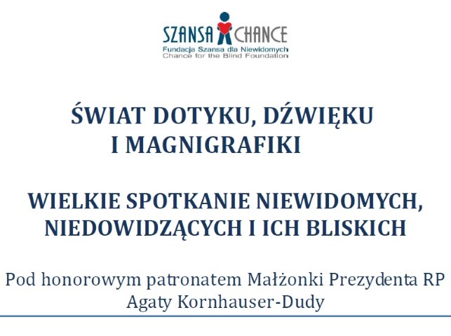 fragment plakatu konferencji: na samej górze logo Fundacji Szansa, reszta niebieskim napisem: świat dotyku, dźwięku i magnigrafiki. Wielkie spotkanie dla niedowidzących, niewidomych i ich bliskich. Pod honorowym patronatem Małżonki Prezydenta RP Agaty Kornhauser-Dudy