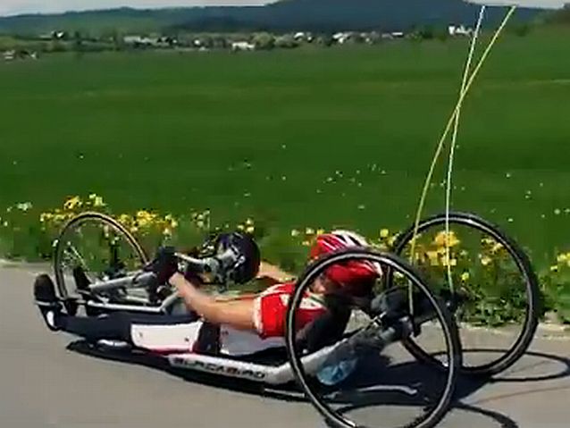 Renata Kałuża jedzie szosą na handbike