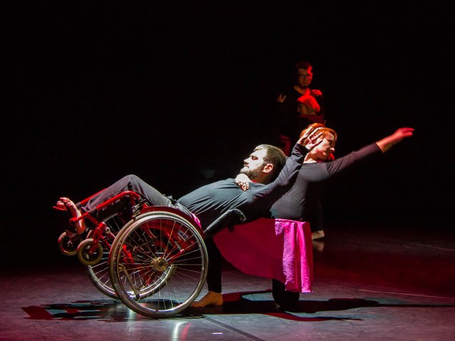 mężczyzna na wózku tańczy z pełnosprawną kobietą