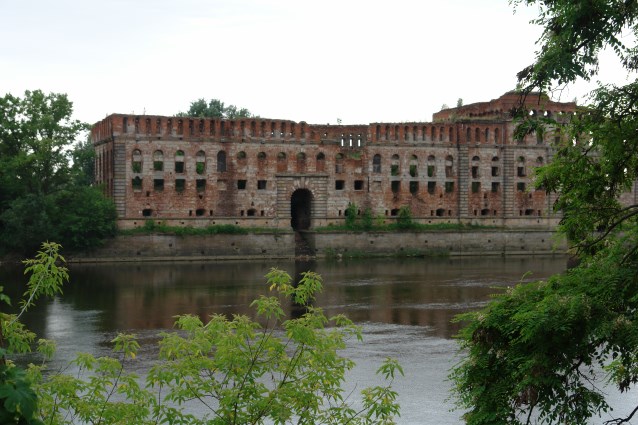 ruiny budynku nad rzeką