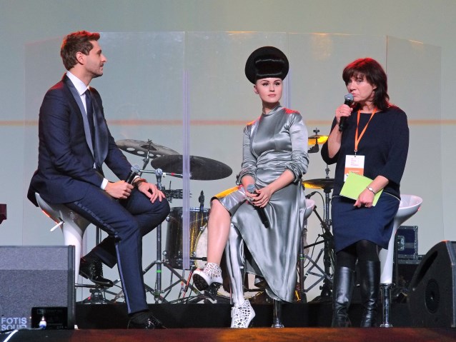 Viktoria Modesta udziela wywiadu na gali, od jej lewej dziennikarz Marcin Cejrowski, po lewej tłumaczka.