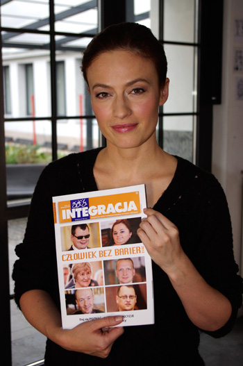 Magdalena Różczka pozuje do zdjęcia z okładką Integracji