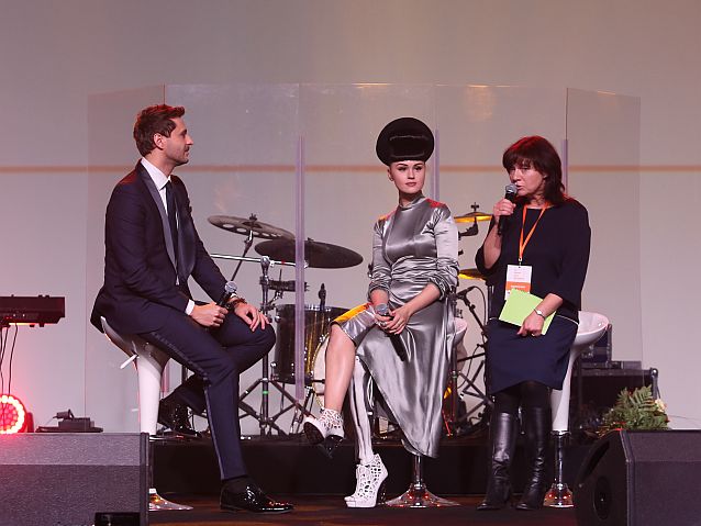 Na scenie w trakcie rozmowy od lewej: dziennikarz, Viktoria Modesta i tłumaczka