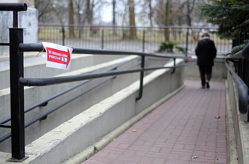 Kobieta schodzi podjazdem dla wózków