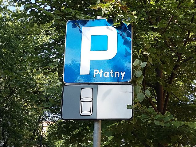Znak drogowy informujący o płatnym parkowaniu