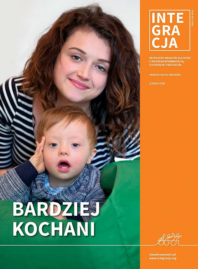 Okładka magazynu Integracja. Na okładce młoda kobieta i jej małe dziecko z zespołem Downa. Napis: bardziej kochani