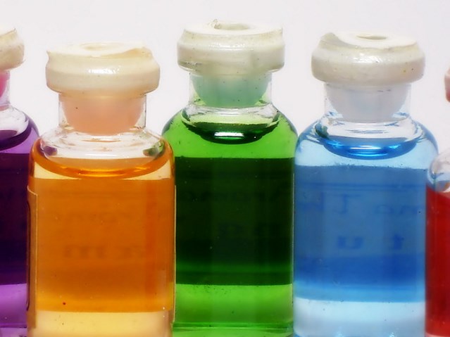 kolorowe aromaty w bezbarwnych ampułkach