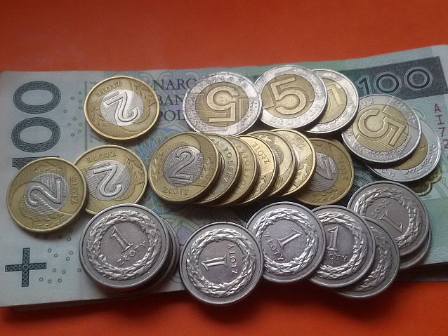 Sterta monet leży na banknotach