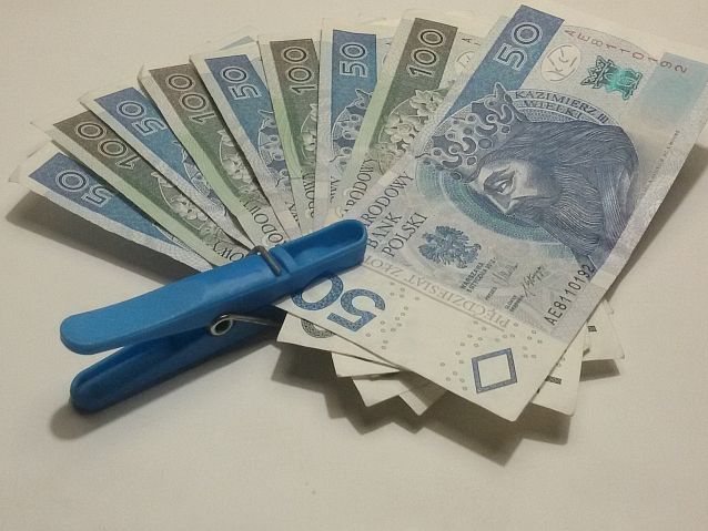 Banknoty spięte spinaczem