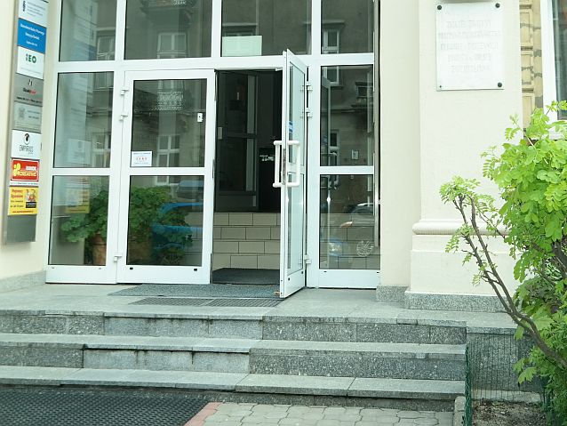 Trzy schodki prowadzące do otwartych drzwi, z którymi są kolejne schodki