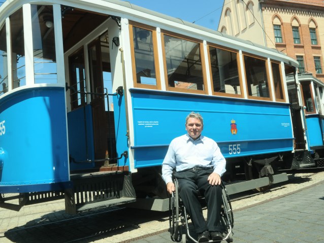 Bogdan Dąsal na tle historycznego tramwaju