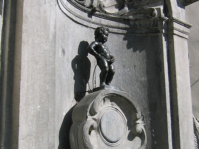 Maneke Pis - brukselska rzeźba siusiającego chłopca