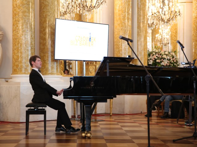 Grzegorz Płonka ga na fortepianie