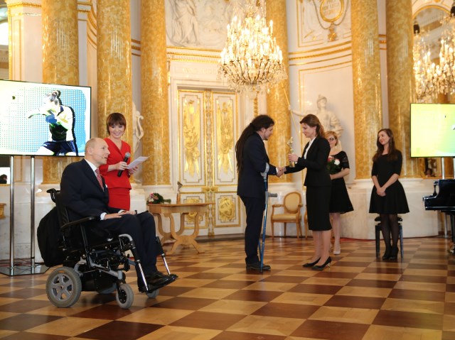 Łukasz Szeliga w zastępstwie za Natalię Partykę odbiera Nagrodę Specjalną z rąk Małżonki Prezydenta Ukrainy Maryny Poroszenko