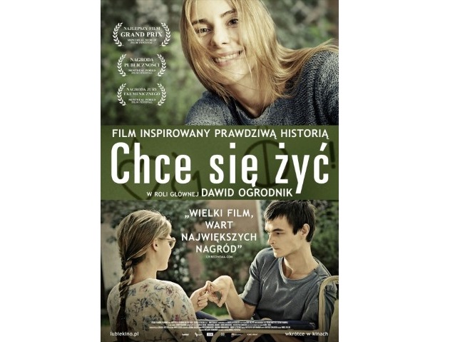 plakat filmu Chce się żyć, jedna połowa od góry przedstawia uśmiechniętą dziewczynę, druga połowa od dołu to zdjęcie młodego chłopaka z porażeniem mózgowym trzymającego za rękę dziewczynę z warkoczem