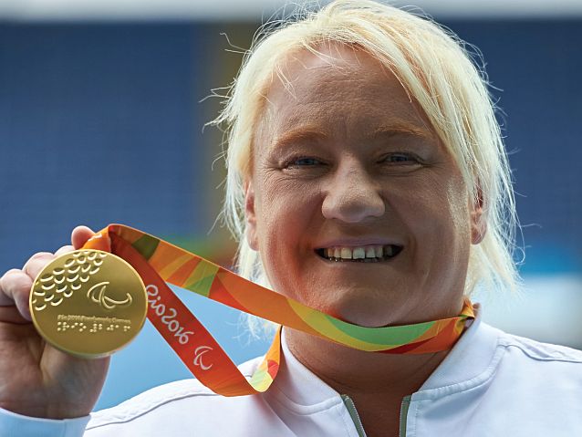 Uśmiechnięta Ewa Durska prezentuje swój złoty medal z Rio