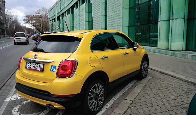 Żółty fiat 500x zaparkowany na kopercie