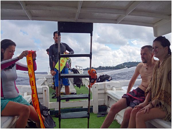 Cztery osoby na łódce, mokre od wody
