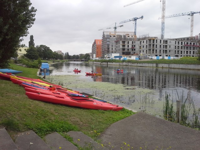 uczestnicy projektu pływają kajakami po wodzie