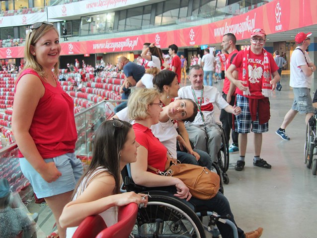mężczyźni i kobiety pełnosprawni i z niepełnosprawnością w barwach narodowych na Stadionie Narodowym w Warszawie