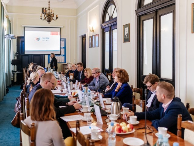 Koalicja na rzecz Walki z Otyłością debatuje przy długim stole